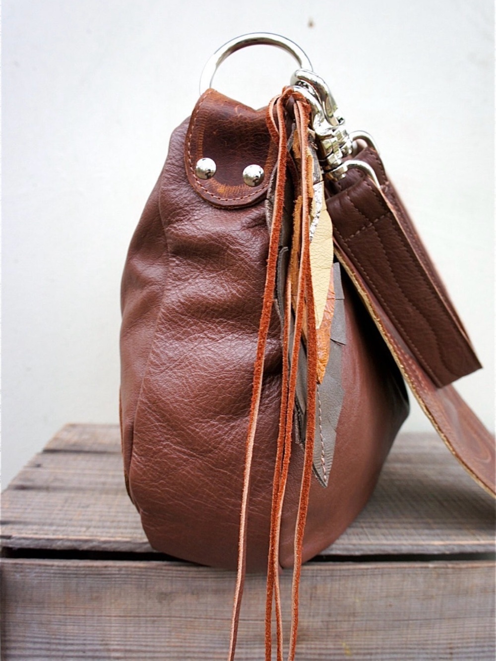 Handcrafted Retro Brown Leather Shoulder Bag with Decorative Stitching - Picture 3 of 16